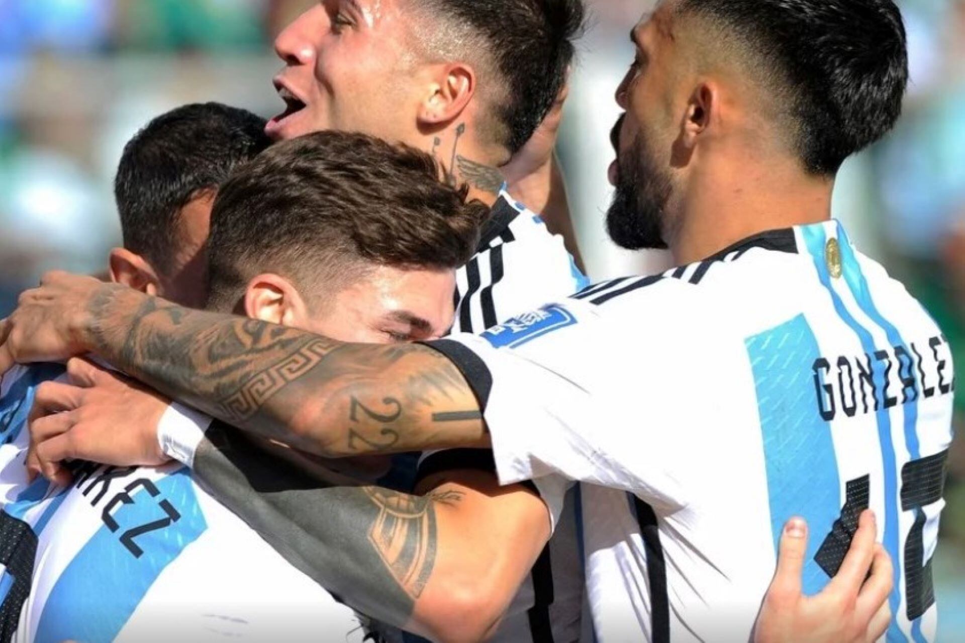 Abrazo de gol. Los campeones del mundo golearon en la altura de La Paz.