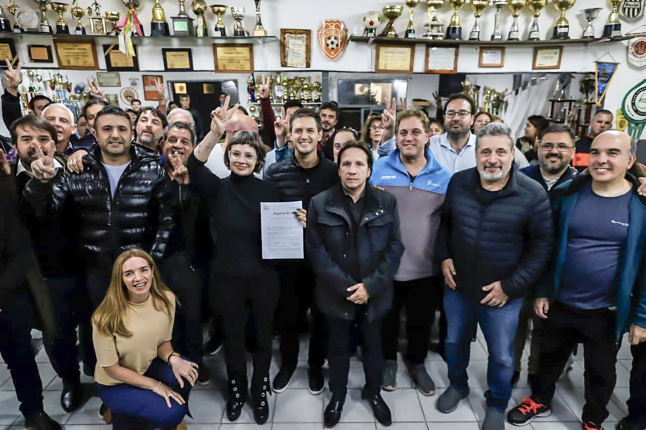 La presentación tuvo el adecuado marco del buffet de un club de barrio.