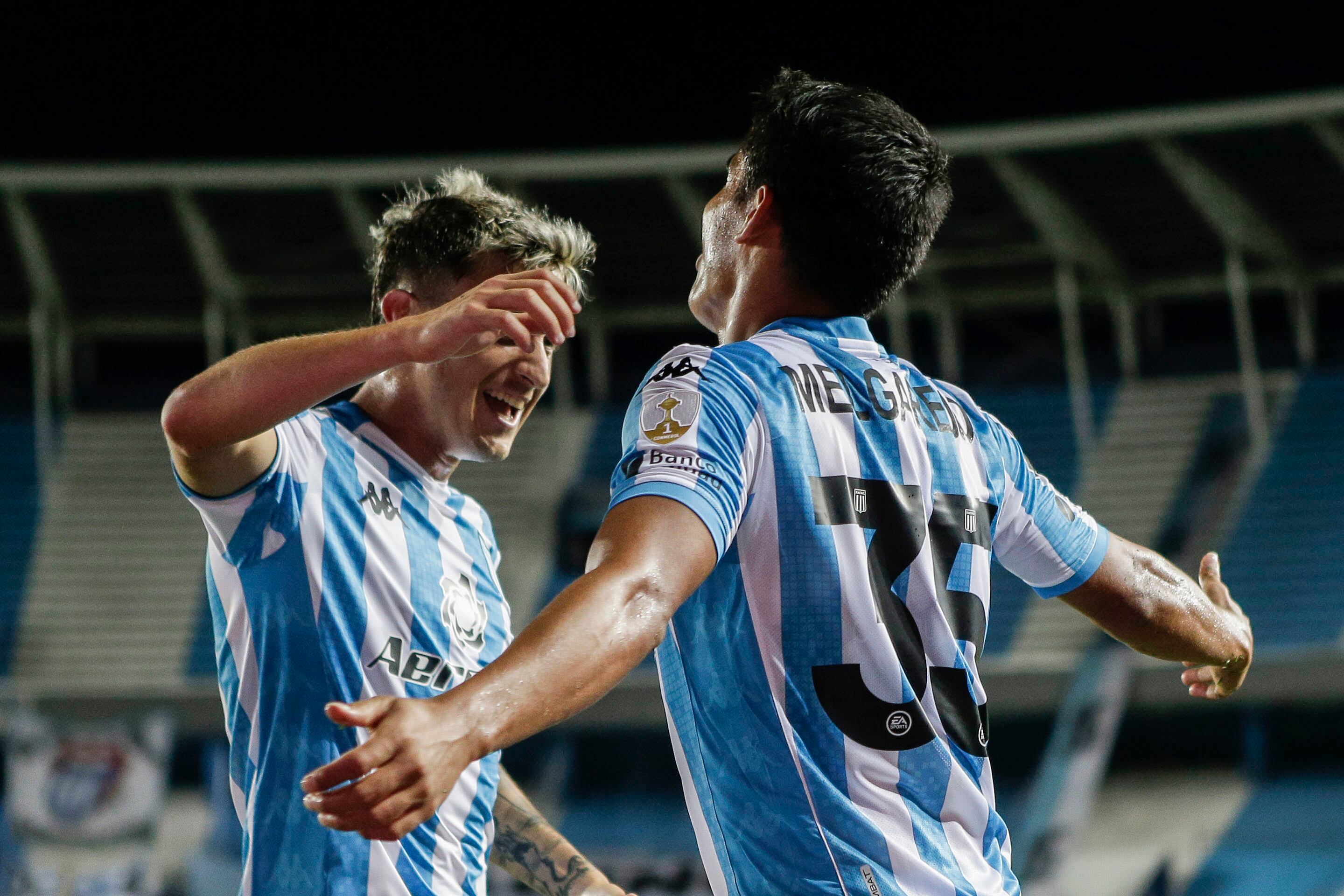 Melgarejo recibe el abrazo de Fértoli luego de marcar el gol del triunfo.