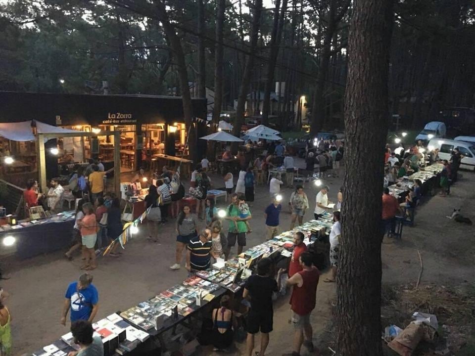 Gratuita, callejera y nocturna, la feria se extenderá hasta el lunes 24.