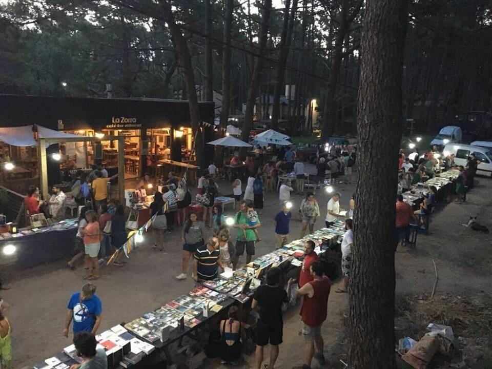 Gratuita, callejera y nocturna, la feria se extenderá hasta el lunes 24.