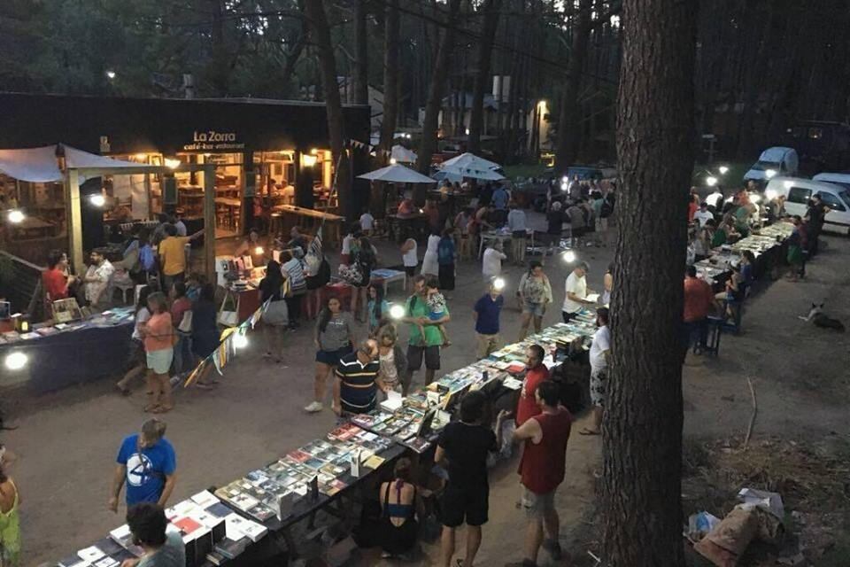 Gratuita, callejera y nocturna, la feria se extenderá hasta el lunes 24.