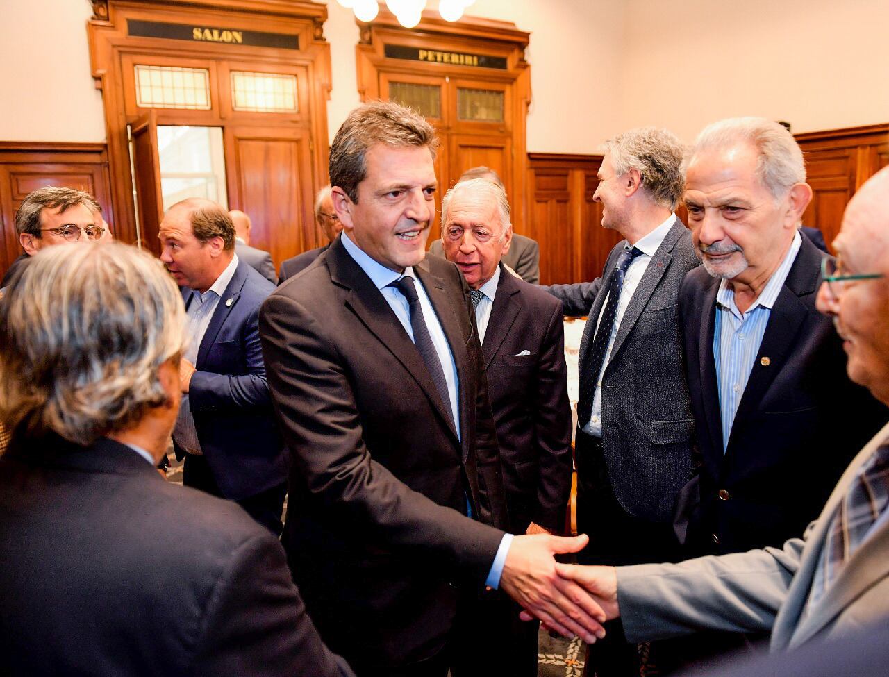 Massa en una de las reuniones que mantuvo en la entidad