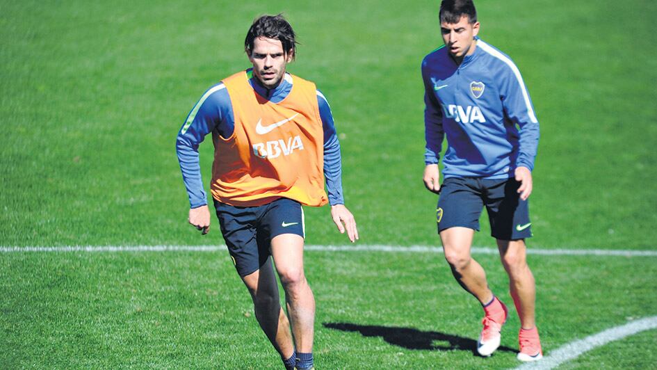 Gago, capitán y figura del Boca puntero, durante la práctica.