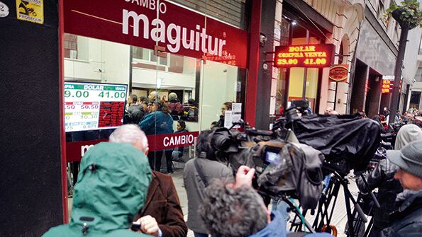 “A los botes, a los botes”, gritó un peatón al paso cuando el dólar marcó 42 pesos.