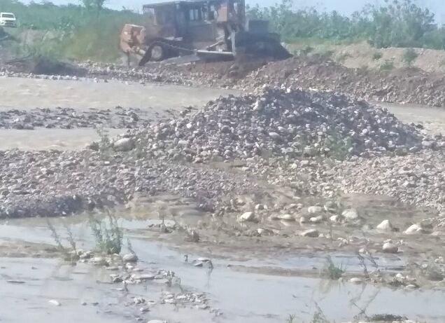 Maquinaria de Tabacal en el lecho del río. 
