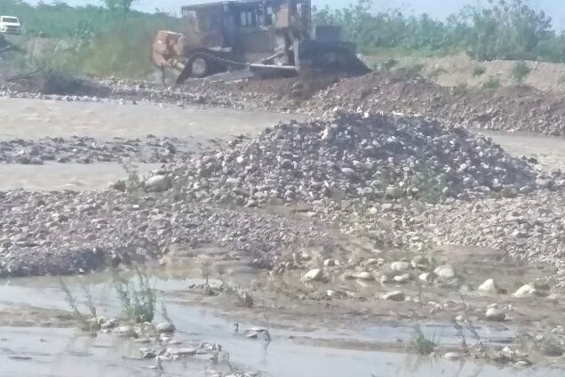Maquinaria de Tabacal en el lecho del río.
