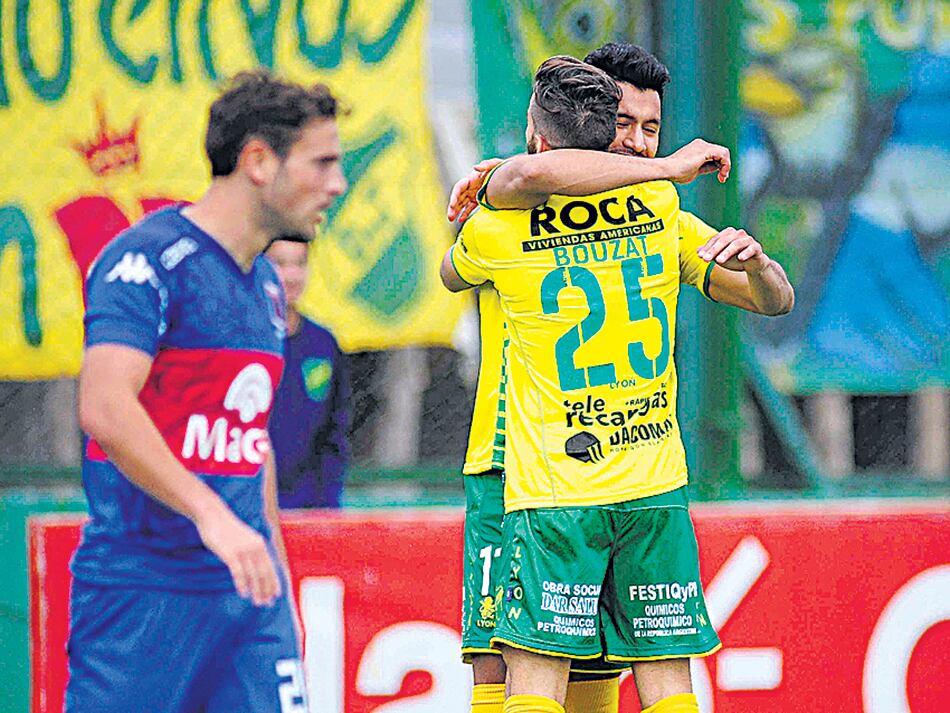 Bouzat y Ríos festejan el gol de la victoria del Halcón.