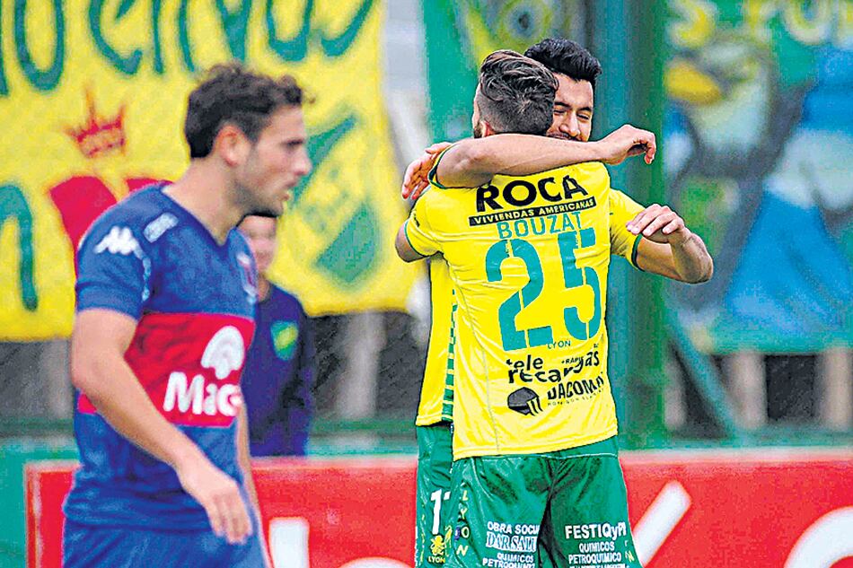 Bouzat y Ríos festejan el gol de la victoria del Halcón.