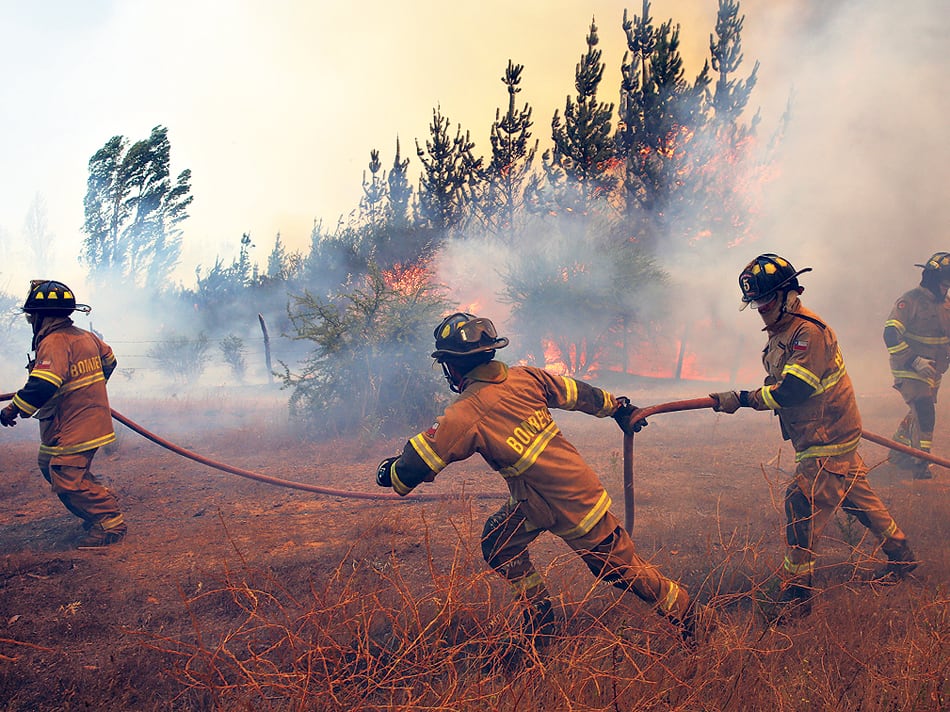 En la lucha contra el fuego llegan apoyos de diferentes países, incluidos bomberos argentinos.