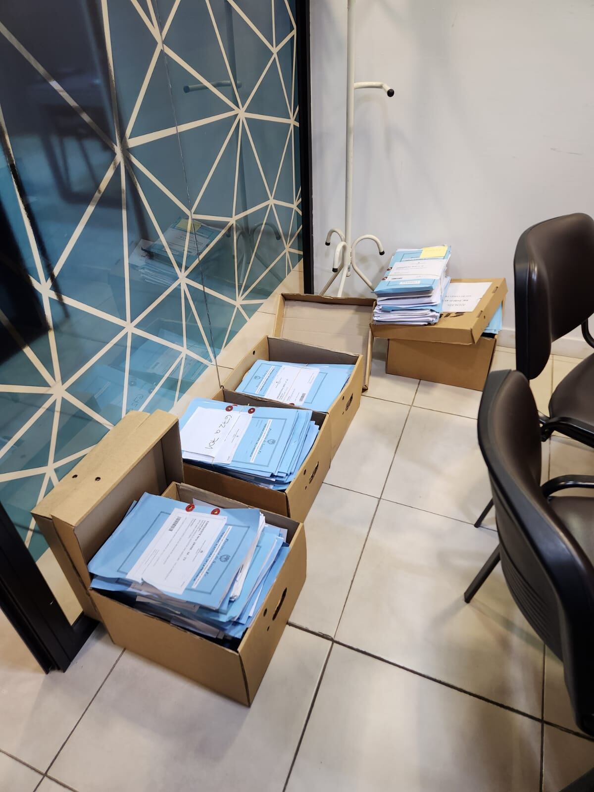 Las cajas con los expedientes de las listas oficializadas anoche en el Tribunal Electoral.