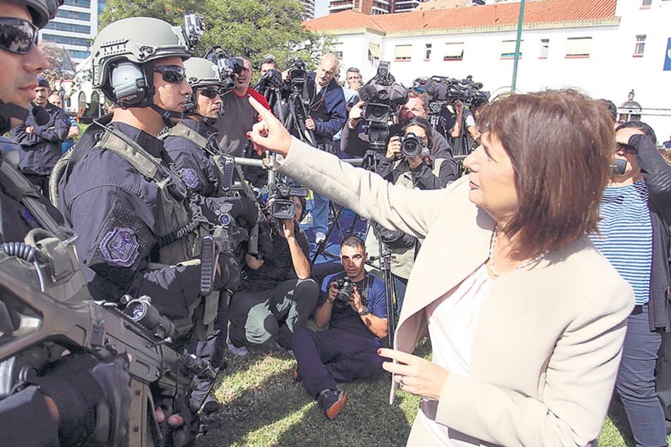 La ministra de Seguridad recibió fuertes críticas por armamentista.
