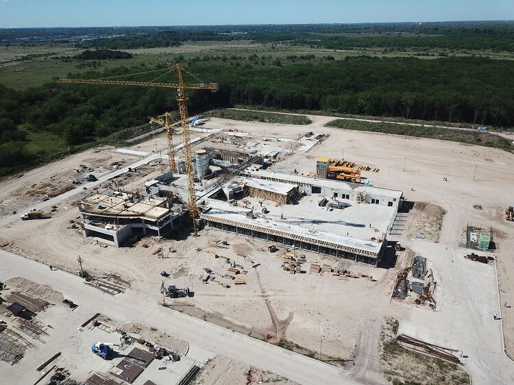 La obra del reactor, que debió haberse terminado hace tres años. 
