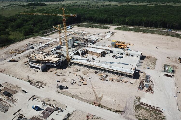 La obra del reactor, que debió haberse terminado hace tres años.