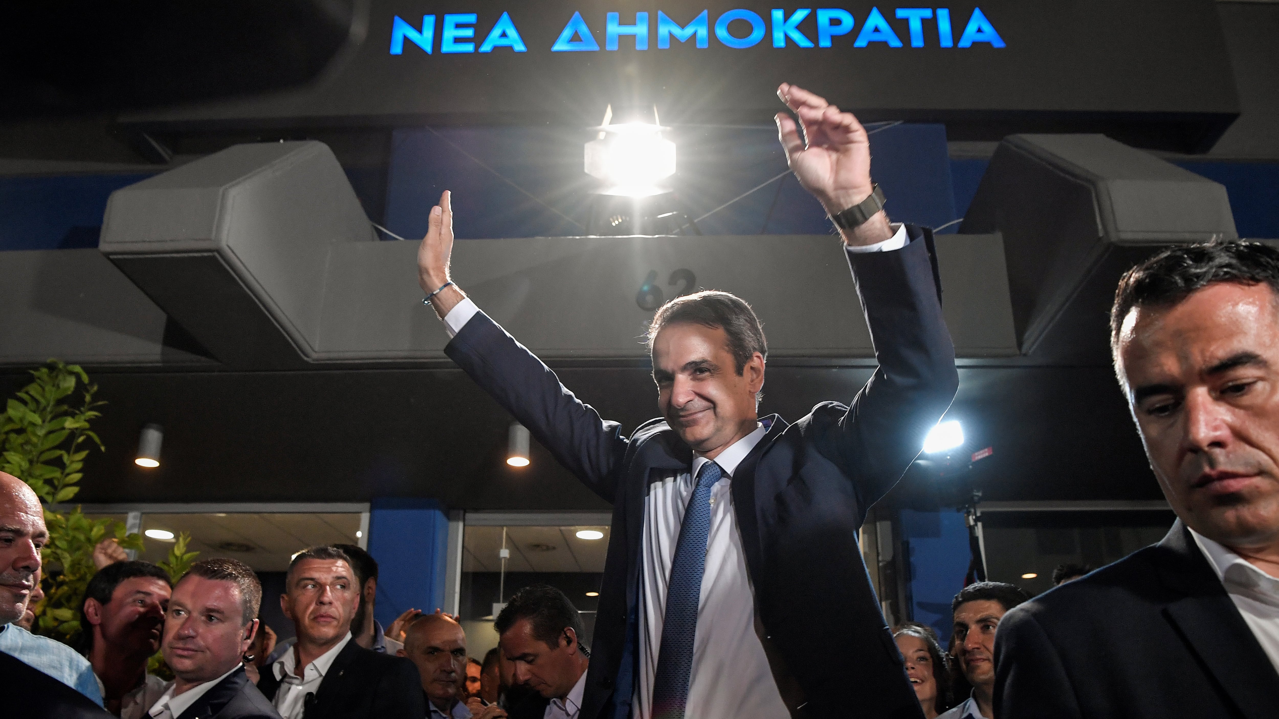  Mitsotakis, líder de Nueva Democracia, saluda a sus seguidores en Atenas después de ganar la elección.