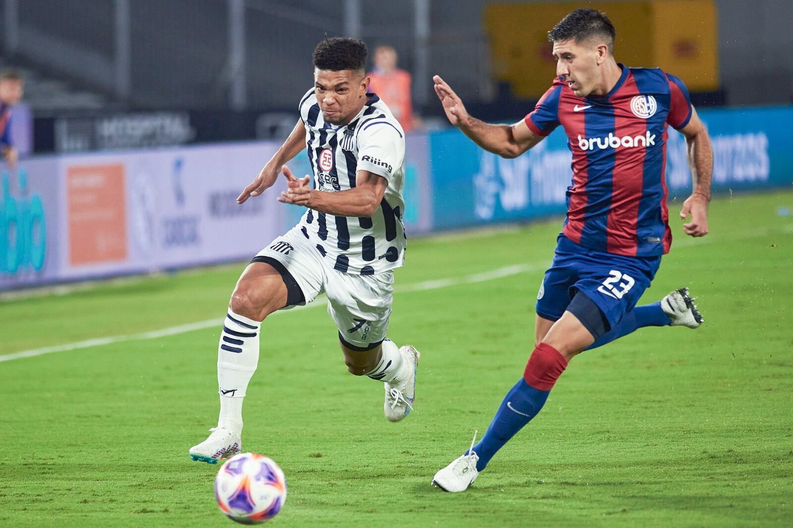 Michael Santos y Leguizamón van en busca de la pelota