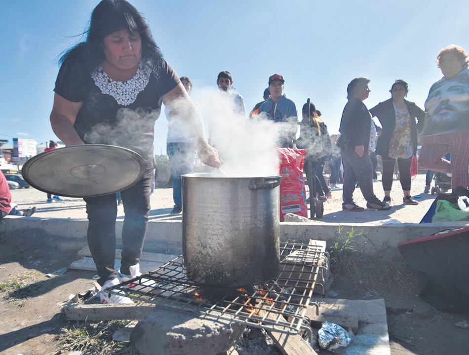 “Un alimento por una sonrisa” fue la consigna con que se montaron las ollas populares.