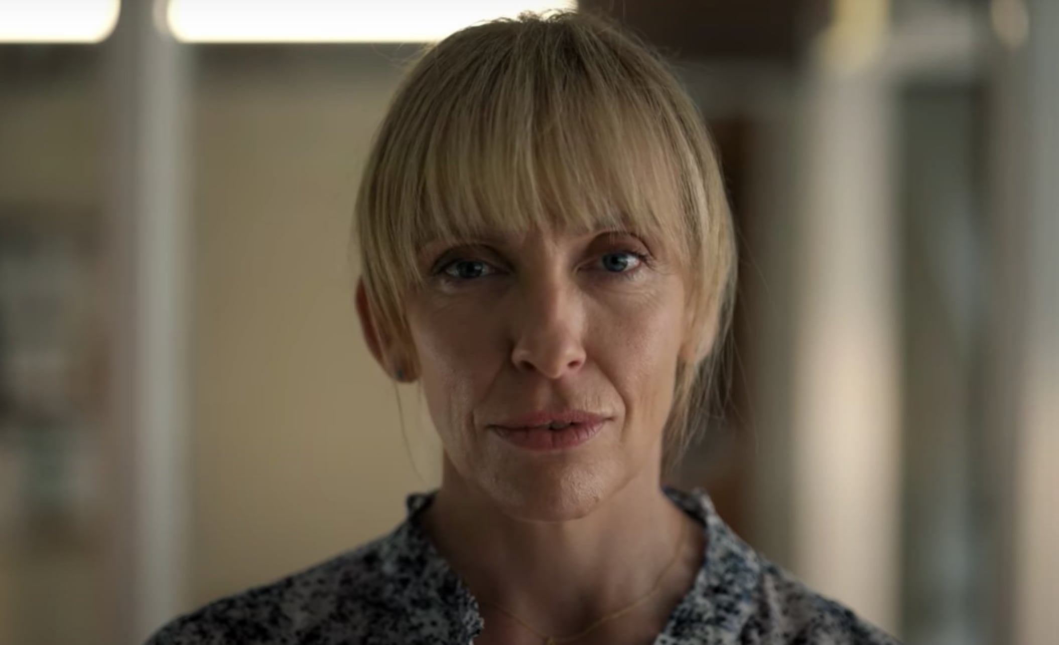 Toni Collette es Laura Oliver, una mujer que huye de la violencia machista. 
