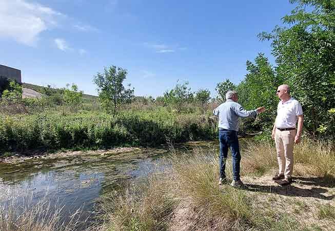 Ortolona y el senador Rabbia en la presa retardataria del arroyo Ludueña.