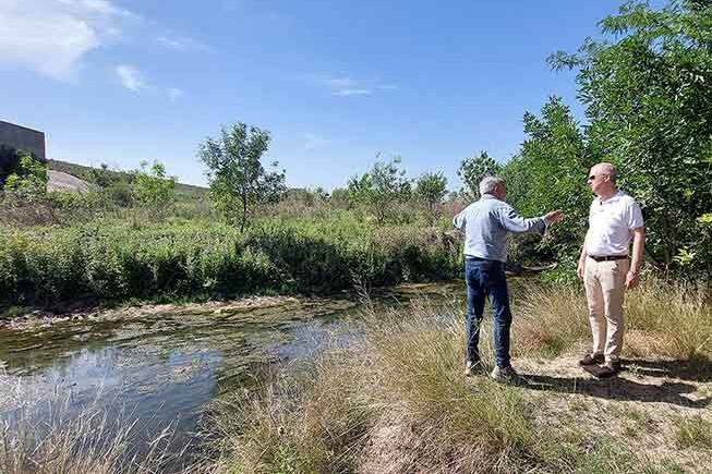 Ortolona y el senador Rabbia en la presa retardataria del arroyo Ludueña.