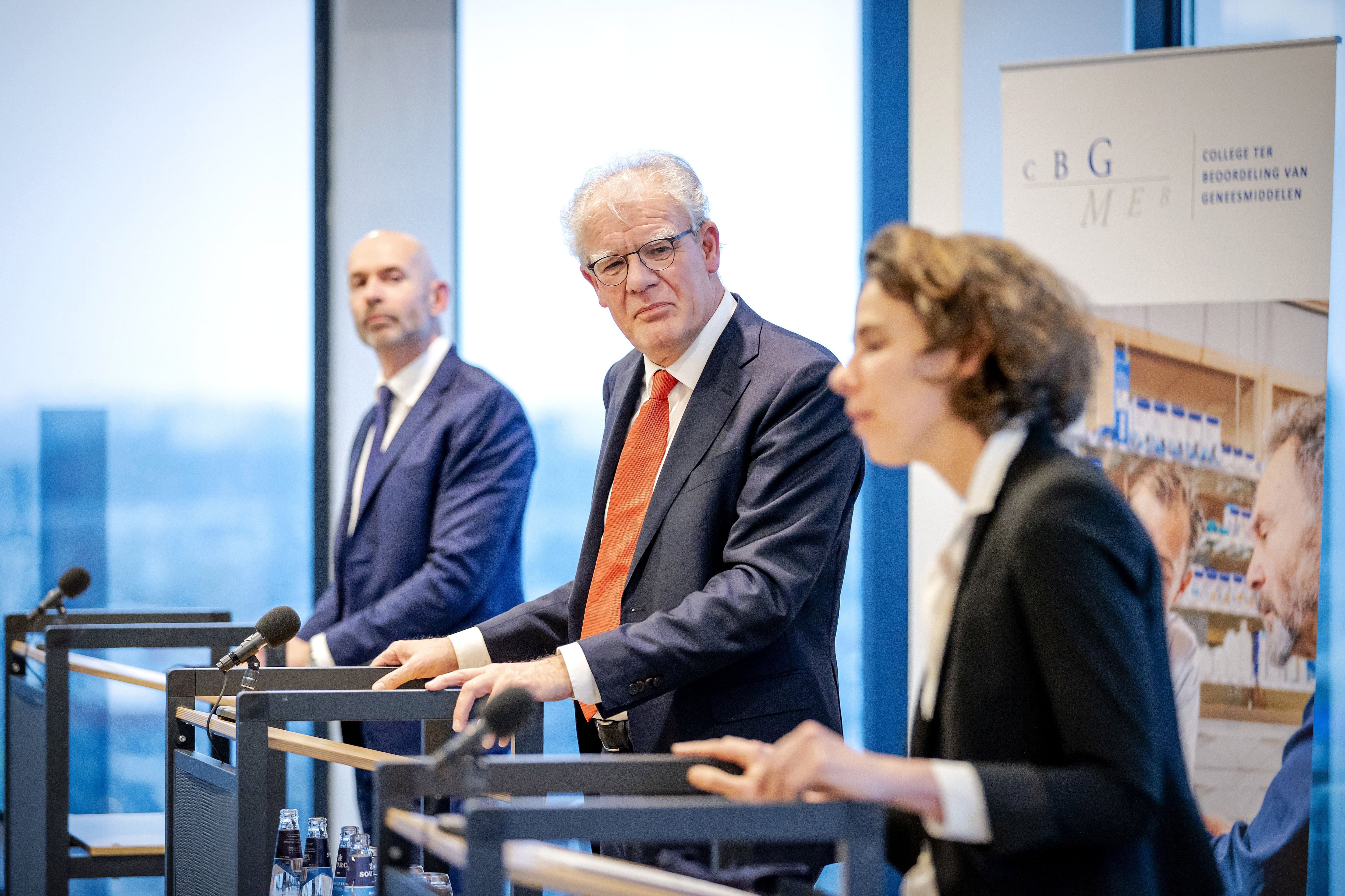 Menno van der Elst, Ton de Boer y Leonoor Wijnans, de la Agencia Europea de Medicamentos anunciando la aprobación.