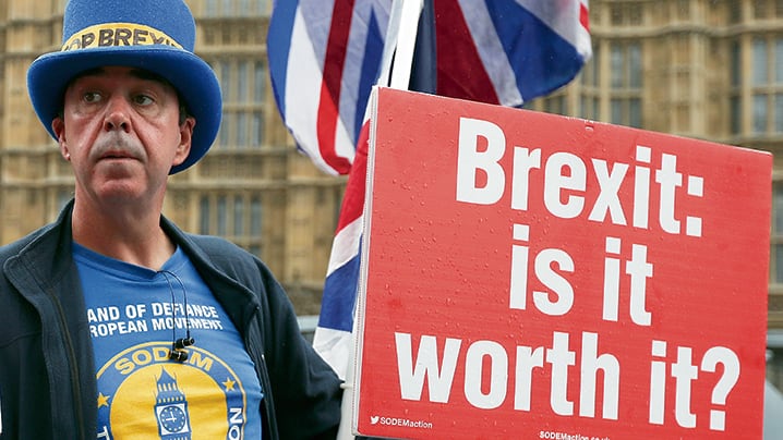 Un activista anti-Brexit protesta frente al Parlamento británico.