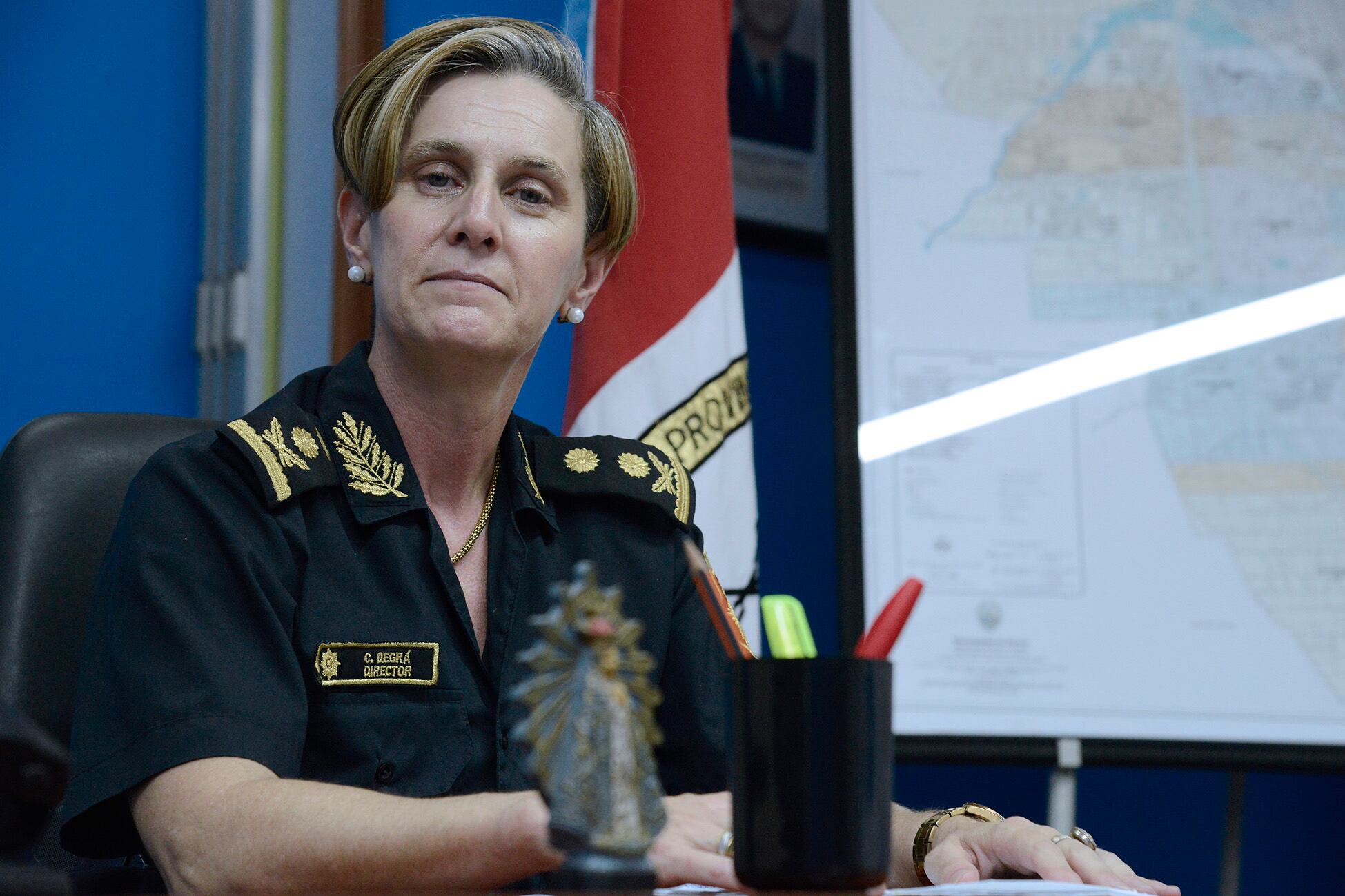 "Hoy estoy ante un gran desafío", dijo la primera mujer policía que llega a la jefatura policial.