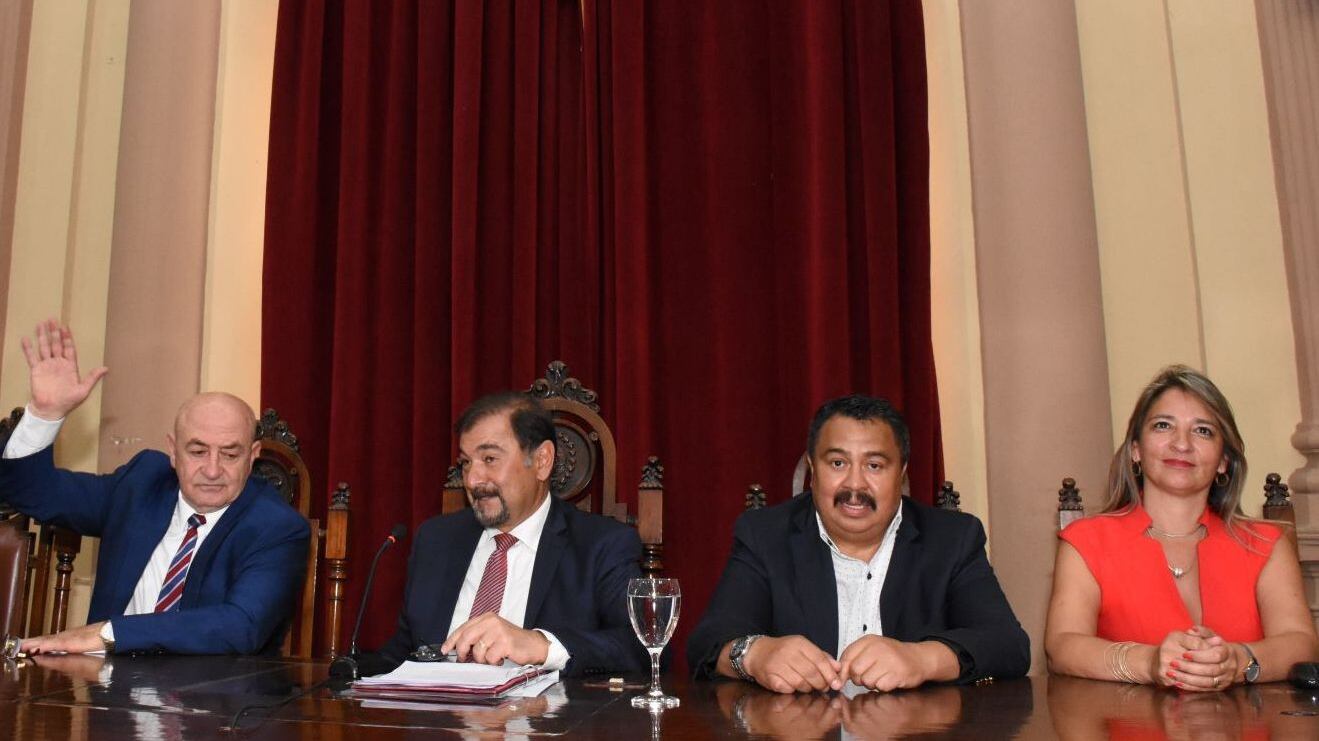 Las autoridades del Senado junto al presidente saliente, Miguel Isa