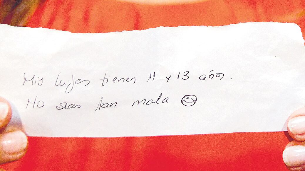 La diputada Gabriela Cerruti muestra la nota que le pasó el ministro Luis Caputo.