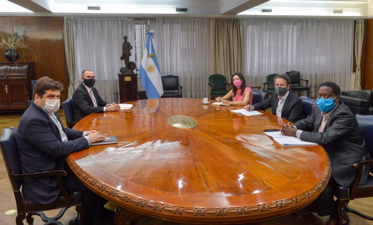 La delegación del FMI en el Ministerio de Economía. Fue recibida por el ministro Martín Guzmán y el representante argentino ante el FMI Sergio Chodos.