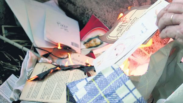 En La intimidad no hay ni duelo, ni nostalgia, ni planteamientos metafísicos.