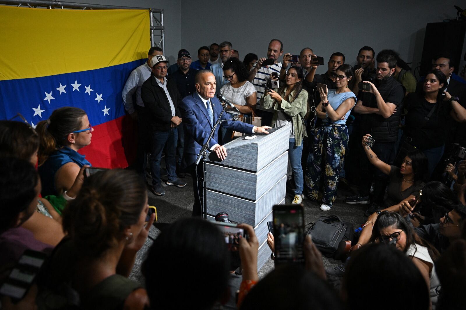 Manuel Rosales inscribió su candidatura presidencial en Venezuela