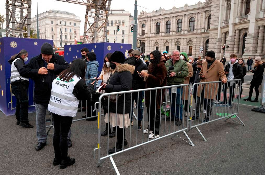 Austria, uno de los países de Europa más complicados por la covid-19, decidió establecer la obligatoriedad de la vacuna a partir de febrero de 2022.