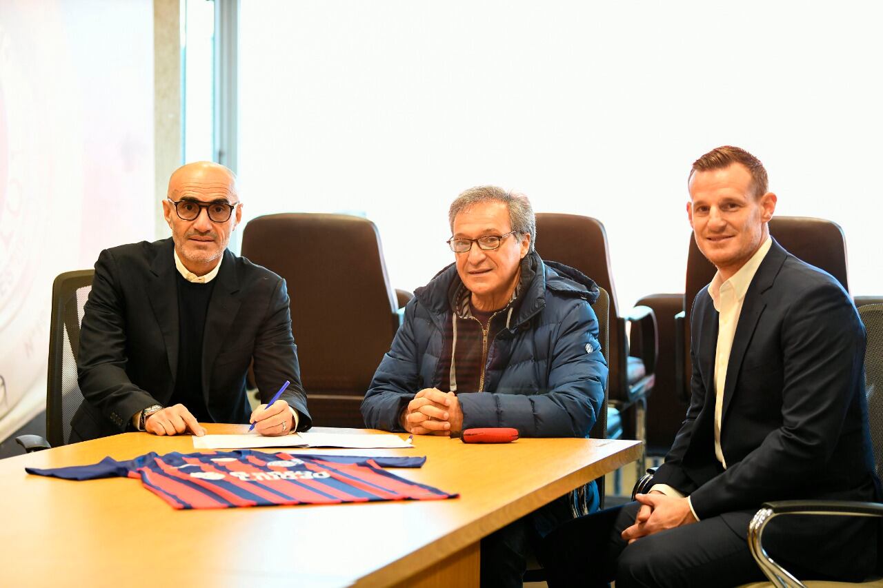 Montero firma su contrato, junto al presidente Horacio Arreceygor y el manager Mauro Cetto