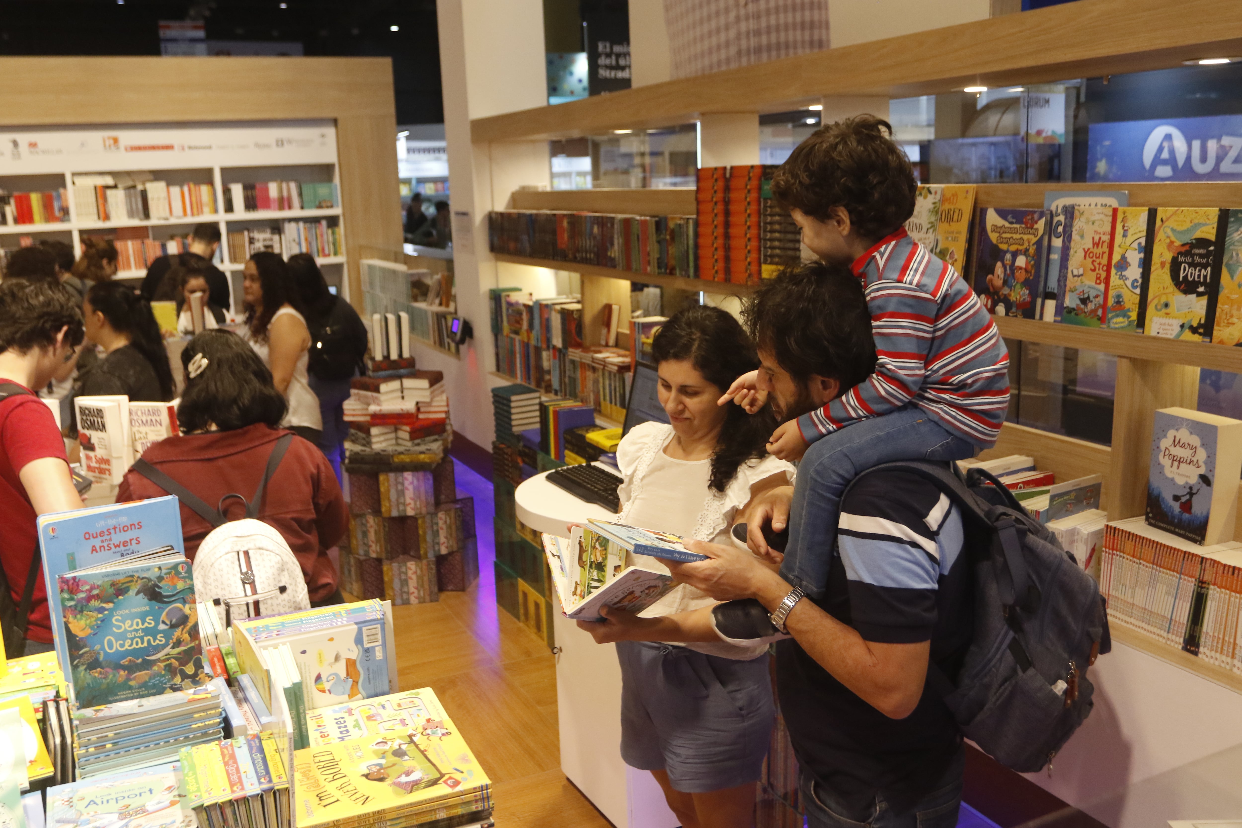 Libros en todos los formatos, sobre Messi, perras y leones, viajes en el tiempo, extraterrestres y selvas.