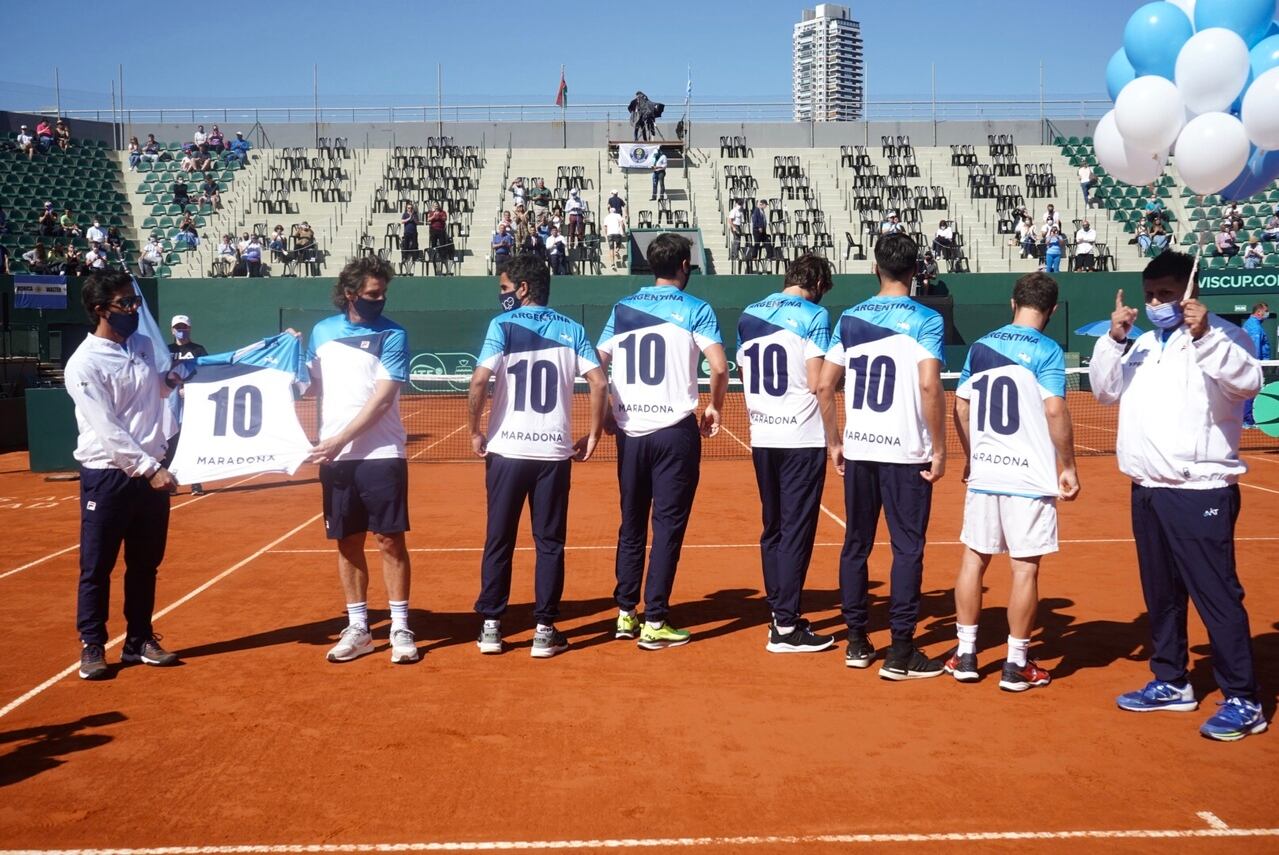 Los tenistas argentinos, durante al homenaje al mejor futbolista de la historia