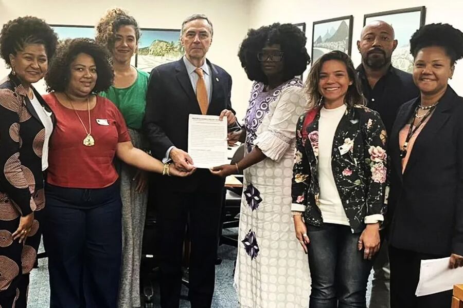 Ministro del Supremo Tribunal Federal, Luís Roberto Barroso, durante la reunión con miembros de la Coalición Negra por los Derechos, en Brasilia. Imagen: Alma Preta