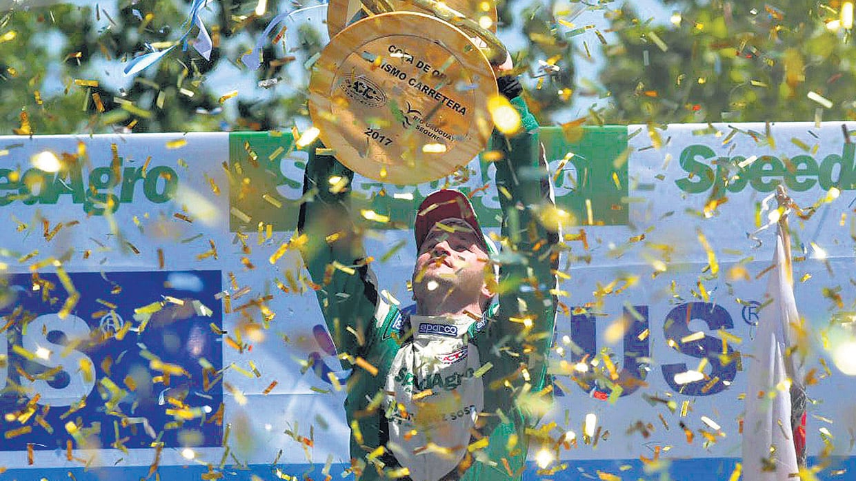 El festejo de Canapino, que llegó cuarto pero se quedó con el número 1.