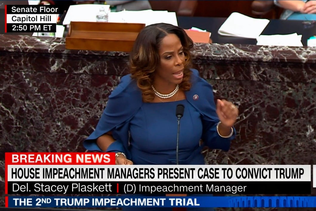 La diputada Plaskett se encargó de presentar los cargos y los detallados videos del asalto al Congreso.