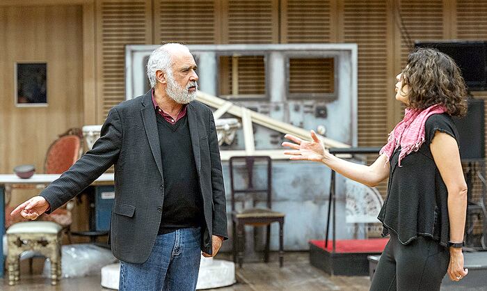 El mexicano Enrique Singer y la soprano portorriqueña Ana María Martínez durante los ensayos de Rusalka.