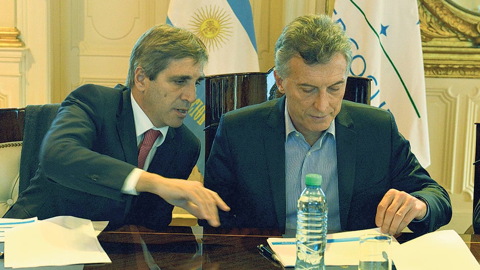El ministro de Finanzas, Luis Caputo, junto al presidente Mauricio Macri.