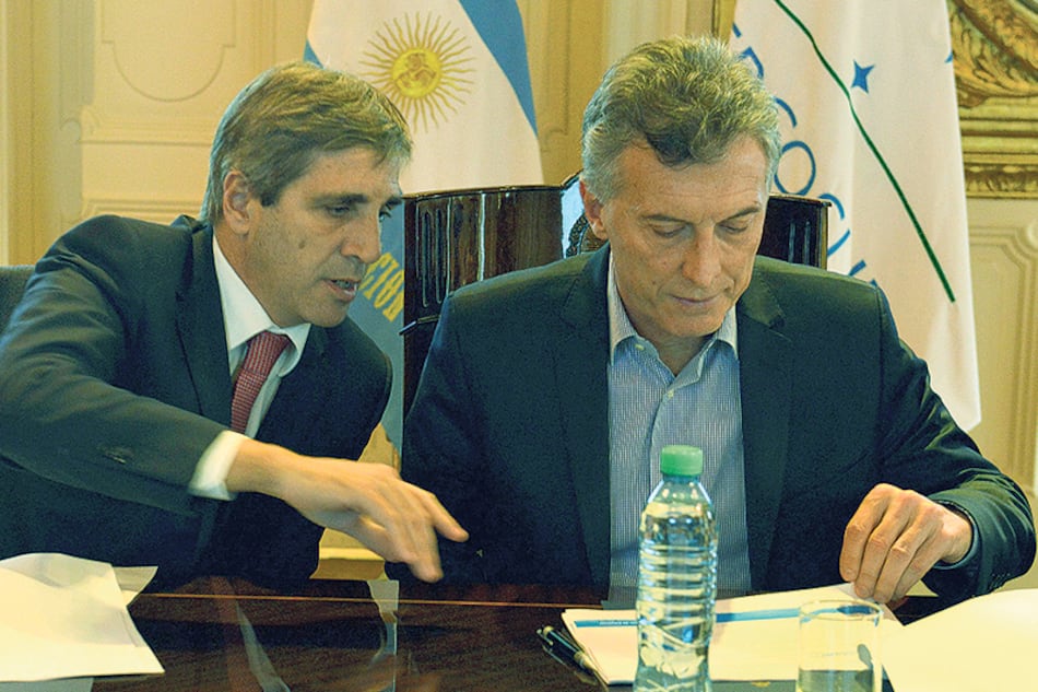 El ministro de Finanzas, Luis Caputo, junto al presidente Mauricio Macri.