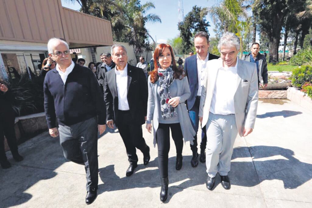 Cristina Kirchner recorrió ayer Ituzaingó junto a Jorge Taiana y al intendente Alberto Descalzo.