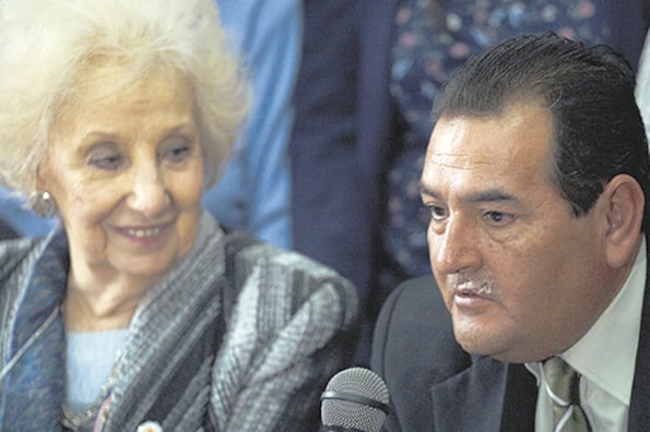 Ismael Suleiman, el hermano mayor de Marcos Ramos, junto a Estela Carlotto.