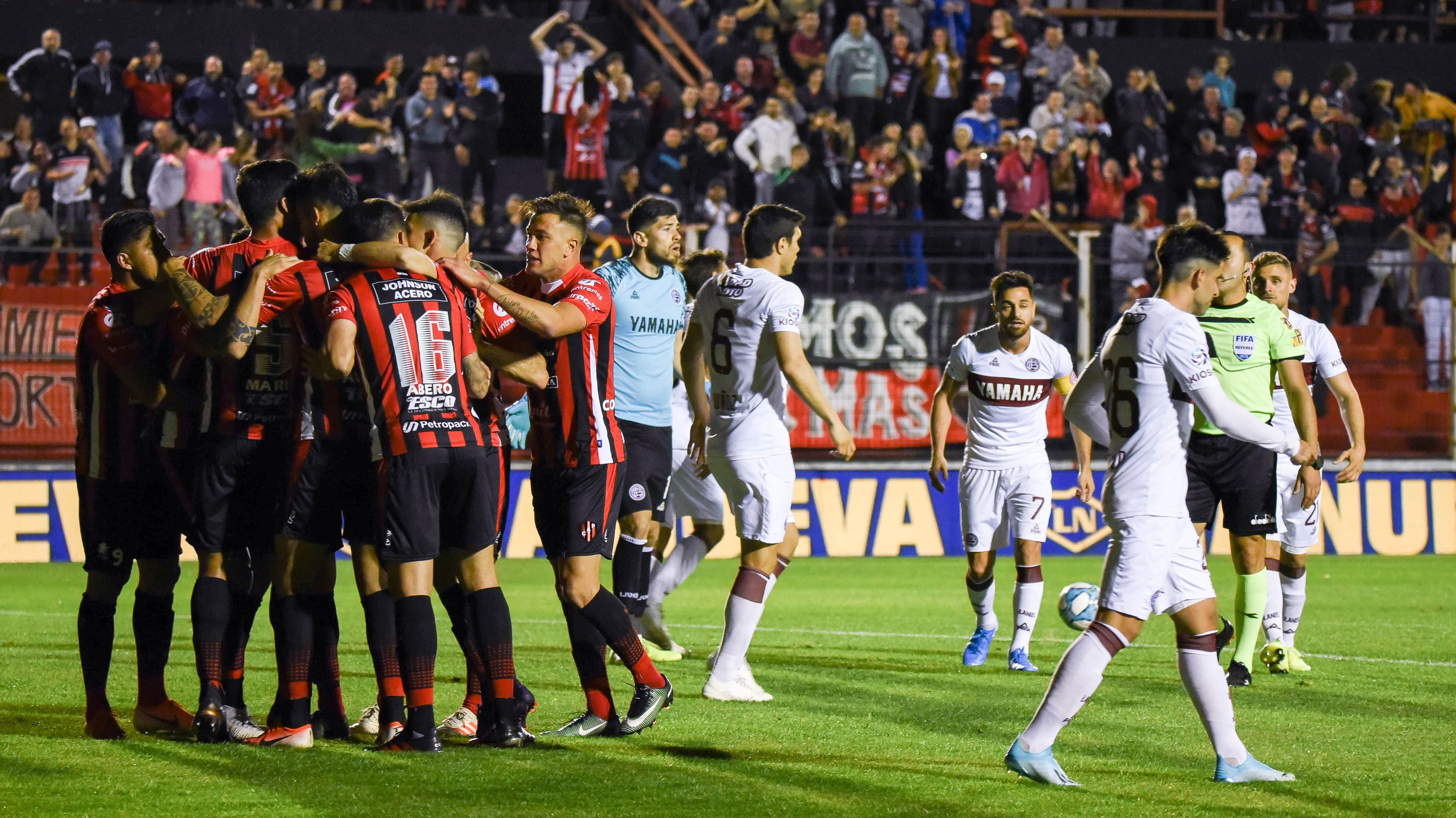 Todo Patronato festeja la apertura del marcador.