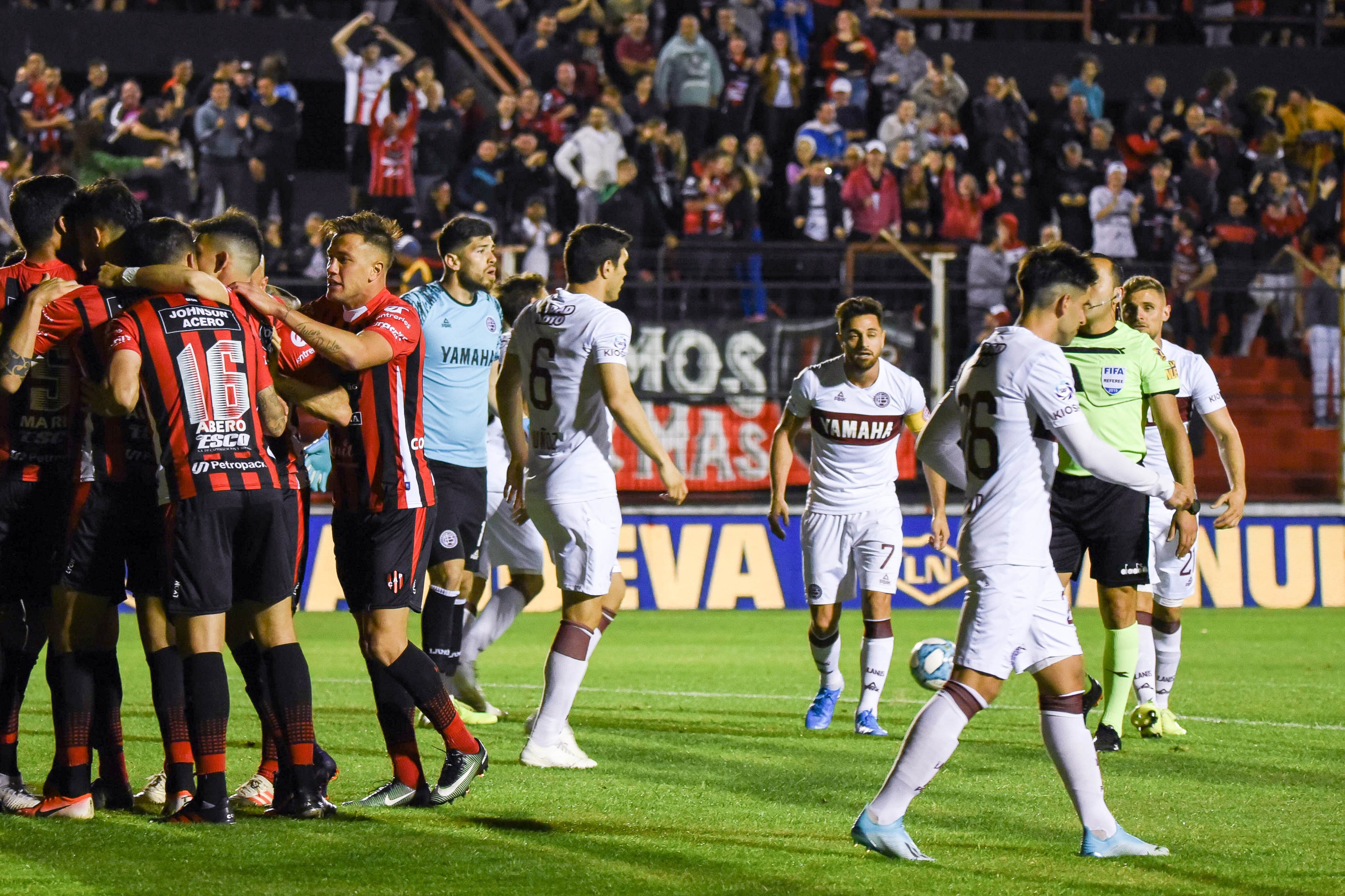 Todo Patronato festeja la apertura del marcador.