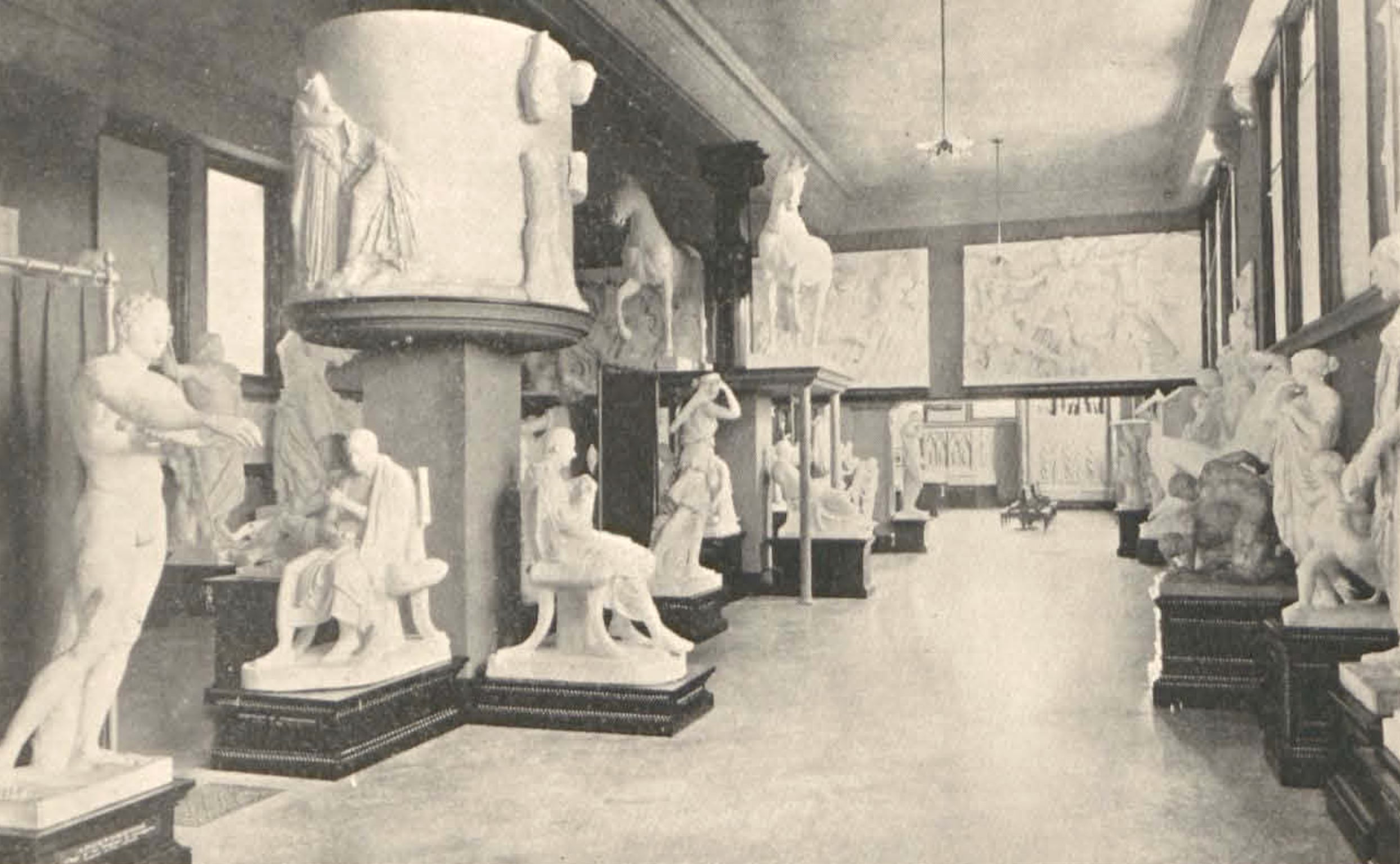 Una sala de calcos del MET de Nueva York. Imagen publicada en Arthur Hoeber, Treasures of the Metropolitan Museum of Art; R.H. Russell Publisher, 1899.