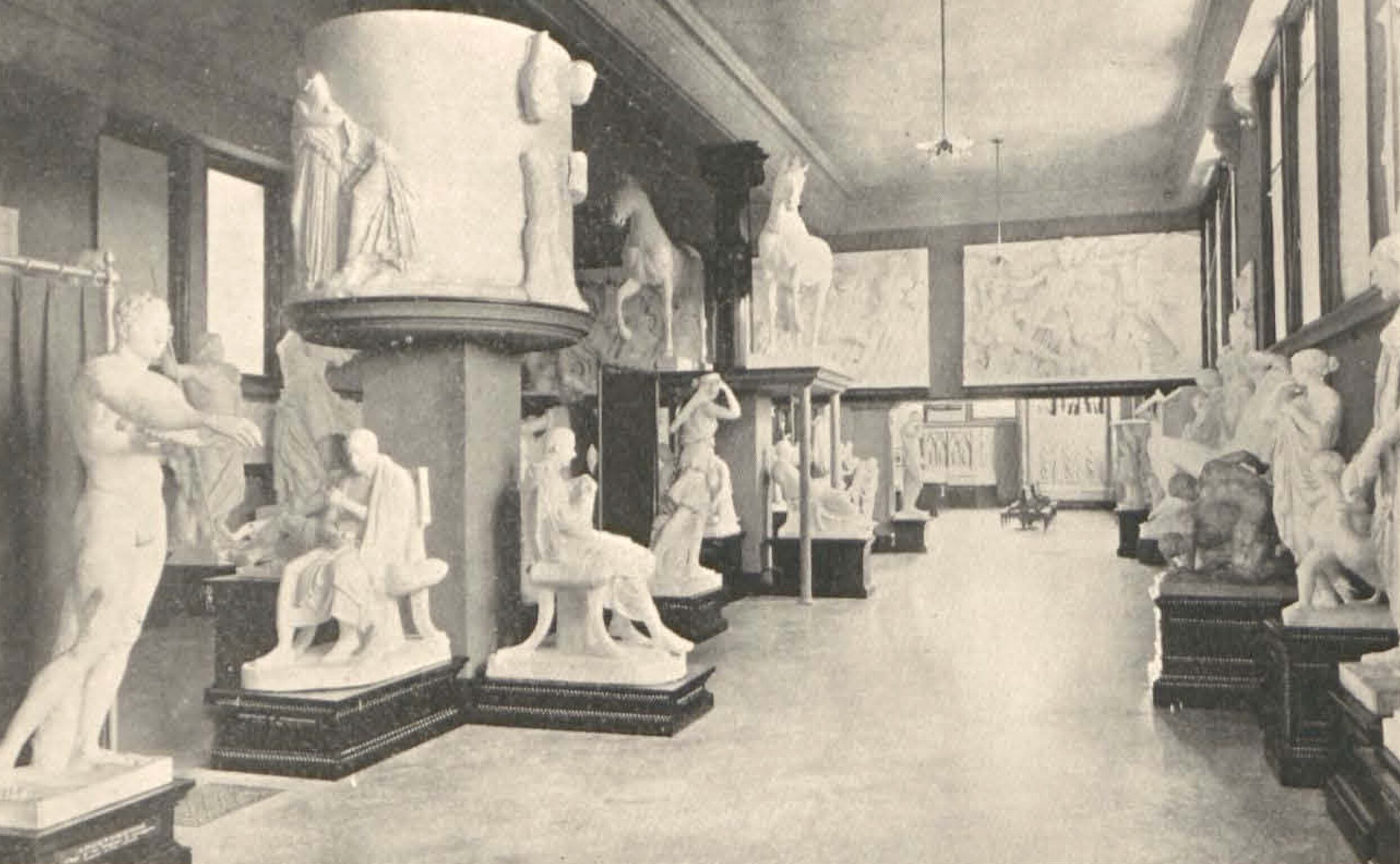 Una sala de calcos del MET de Nueva York. Imagen publicada en Arthur Hoeber, Treasures of the Metropolitan Museum of Art; R.H. Russell Publisher, 1899.