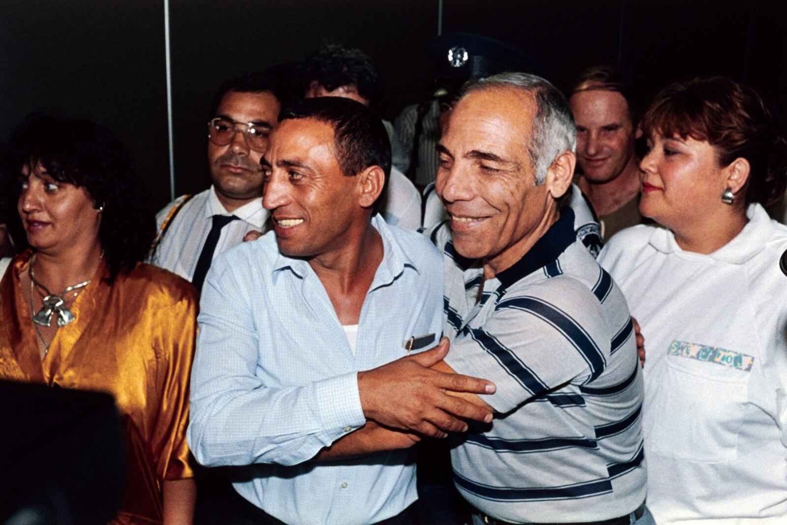 Biton (izquierda) es abrazado por el activista Latif Dori en 1987 cuando llegaba a Tel Aviv.