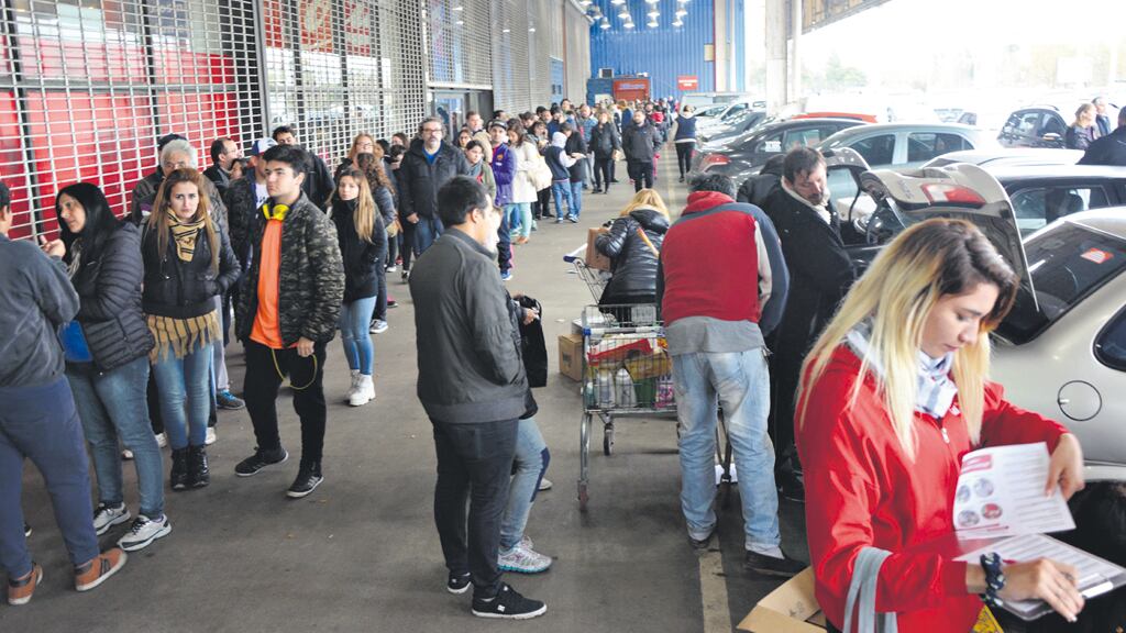 Miles de personas hicieron fila en distintos supermercados hasta dos horas antes de que abrieran para acceder al beneficio mensual.